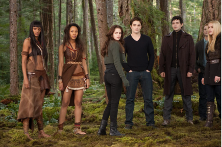 Carlisle Cullen, played by Peter Facinelli in the back of this photo from The Twilight Saga.